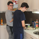 Momci samostalno pripremaju ručak
